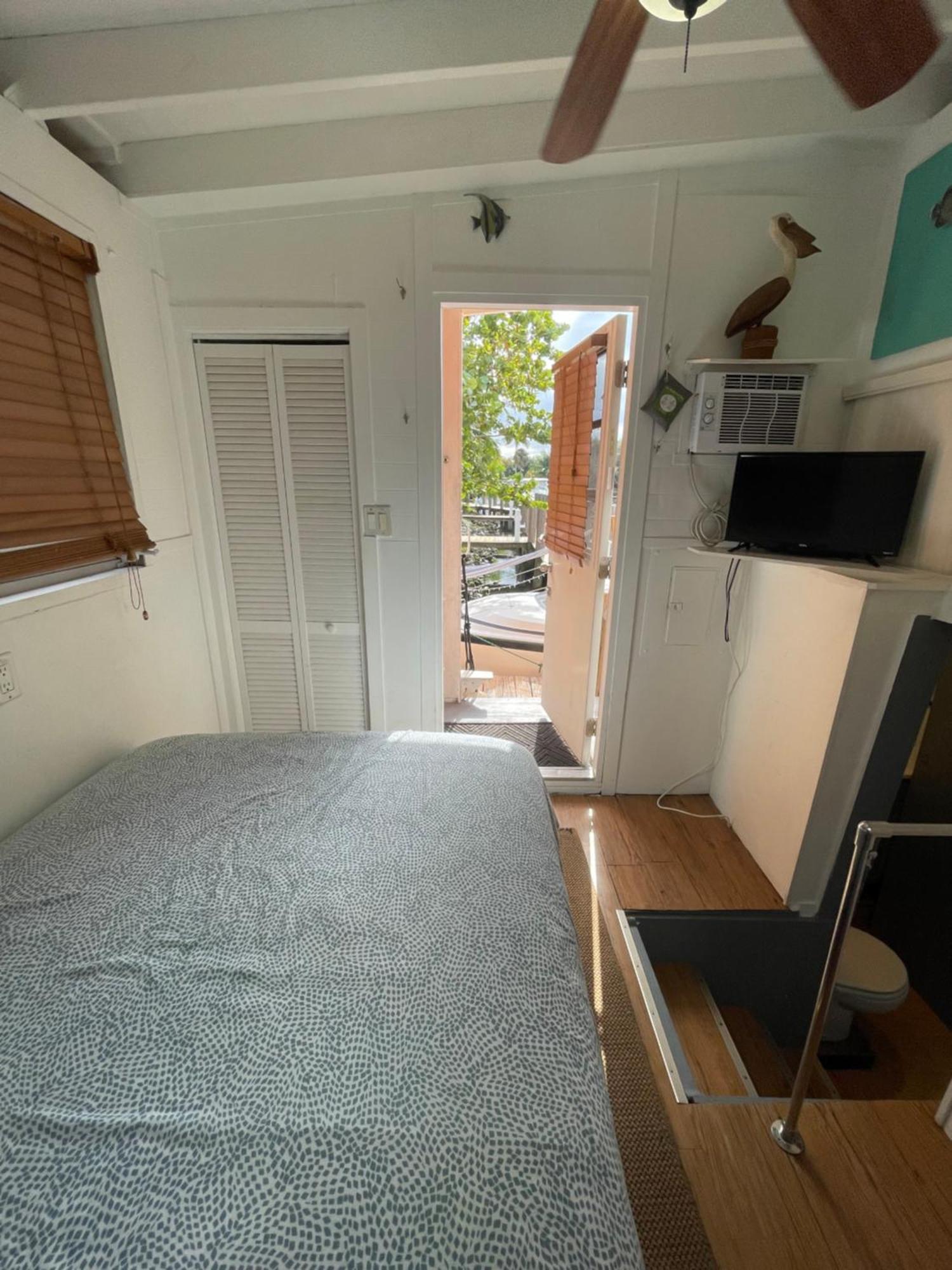 Updated Houseboat On The River! Fort Lauderdale