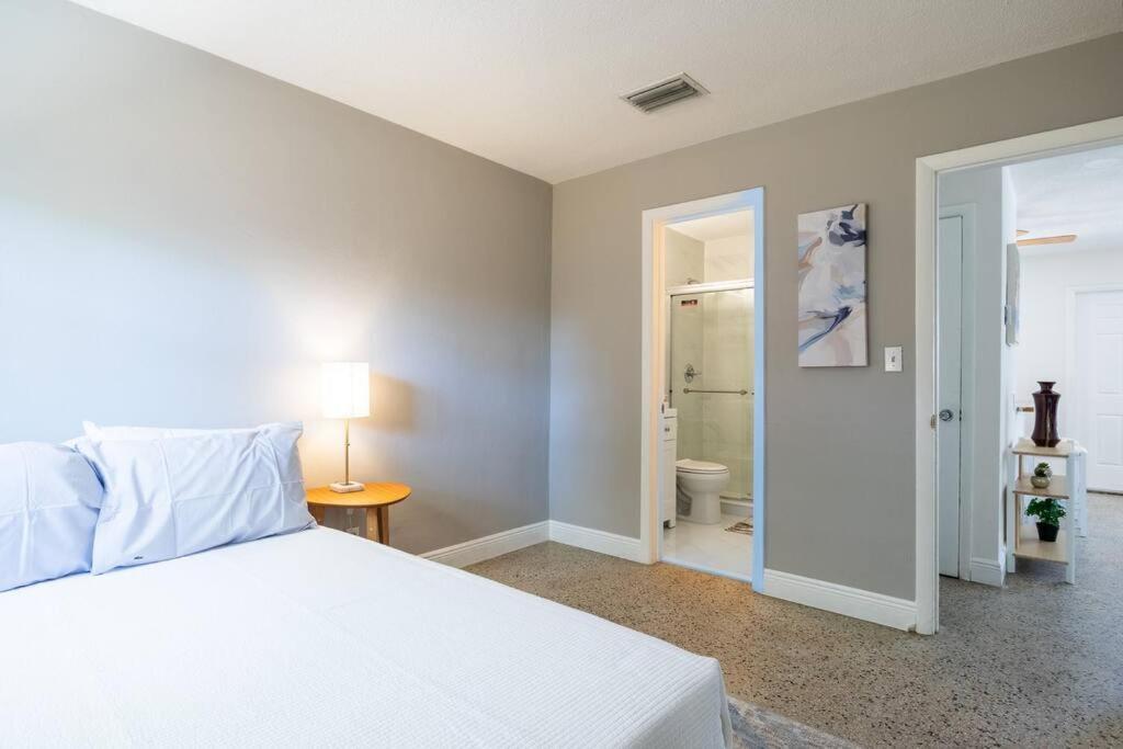 Charming 2 Bed 1 Bath Gem 10 Min To Beach! * Fort Lauderdale