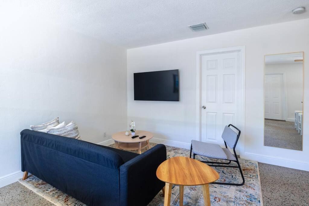 Apartment Charming 2 Bed 1 Bath Gem 10 Min To Beach! *