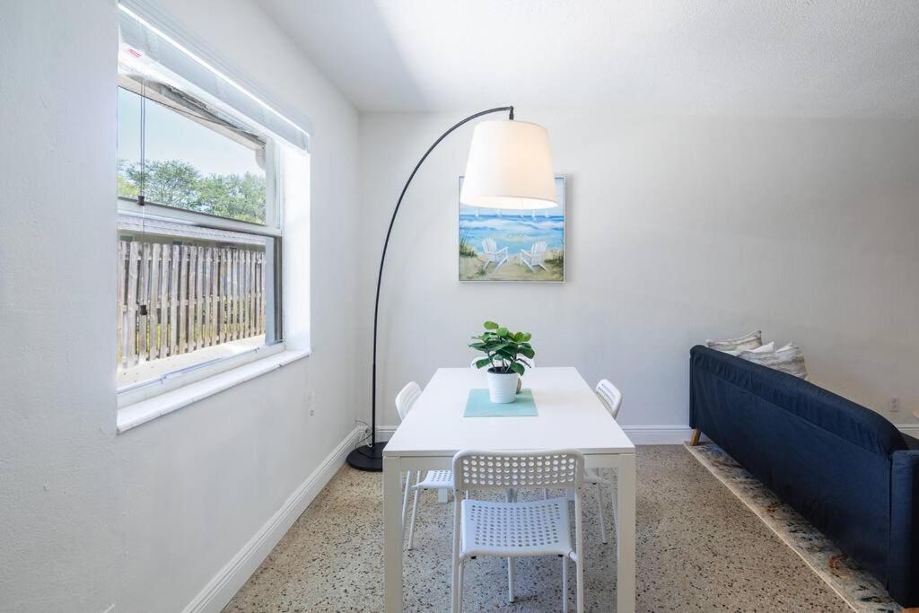 Charming 2 Bed 1 Bath Gem 10 Min To Beach! Apartment