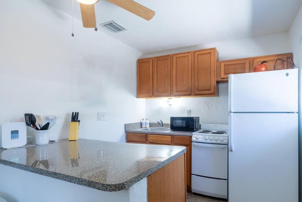 Charming 2 Bed 1 Bath Gem 10 Min To Beach! Apartment