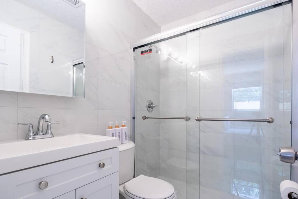 Charming 2 Bed 1 Bath Gem 10 Min To Beach! Fort Lauderdale