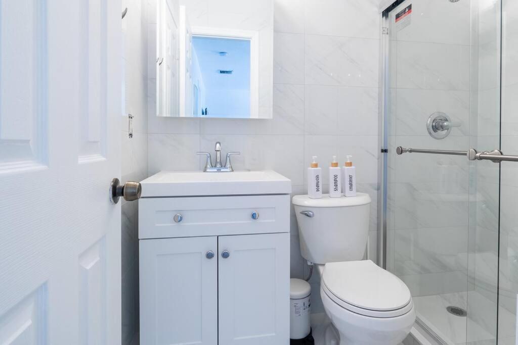 Charming 2 Bed 1 Bath Gem 10 Min To Beach! Apartment