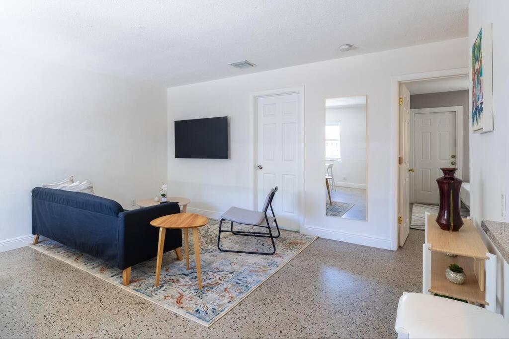 Charming 2 Bed 1 Bath Gem 10 Min To Beach! Apartment