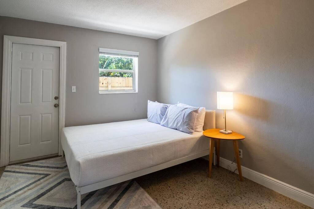 Charming 2 Bed 1 Bath Gem 10 Min To Beach! Apartment Fort Lauderdale
