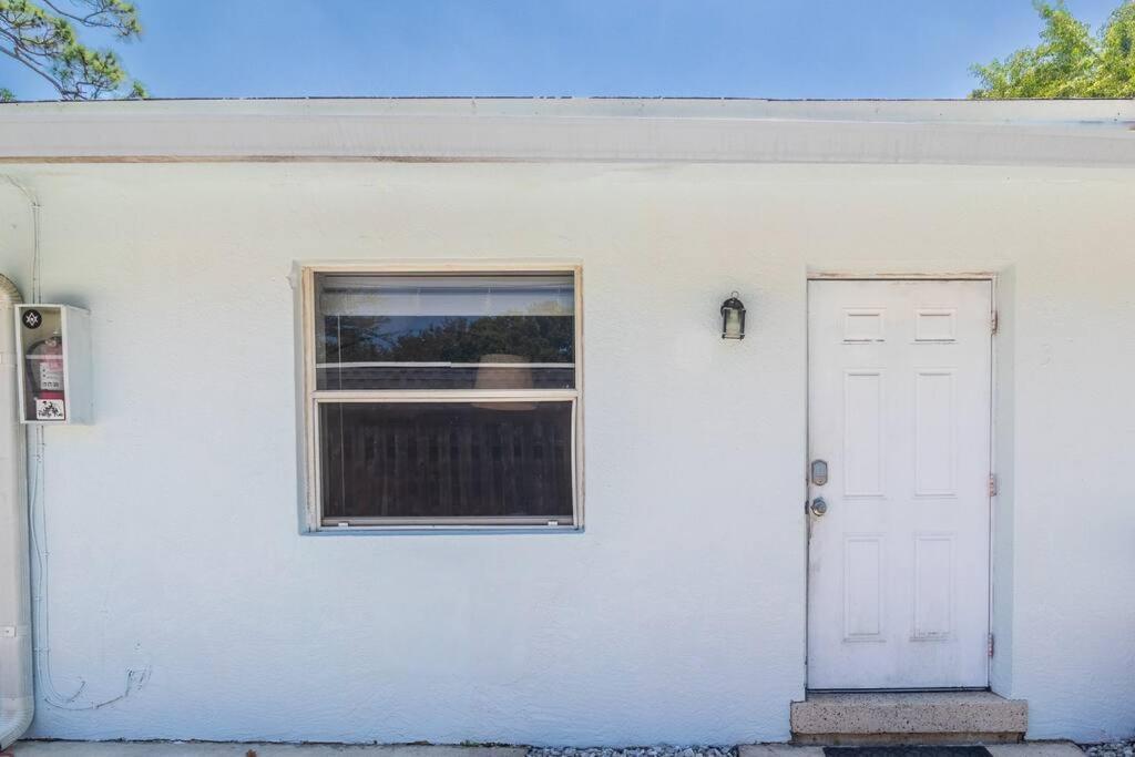 Charming 2 Bed 1 Bath Gem 10 Min To Beach! Apartment