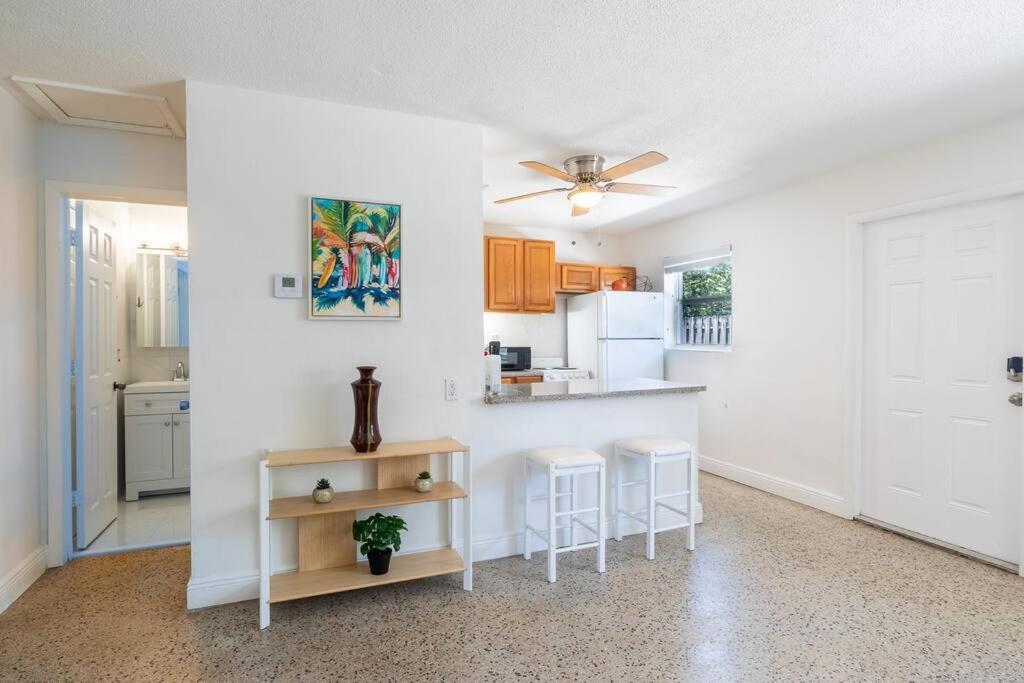 Charming 2 Bed 1 Bath Gem 10 Min To Beach! Apartment *