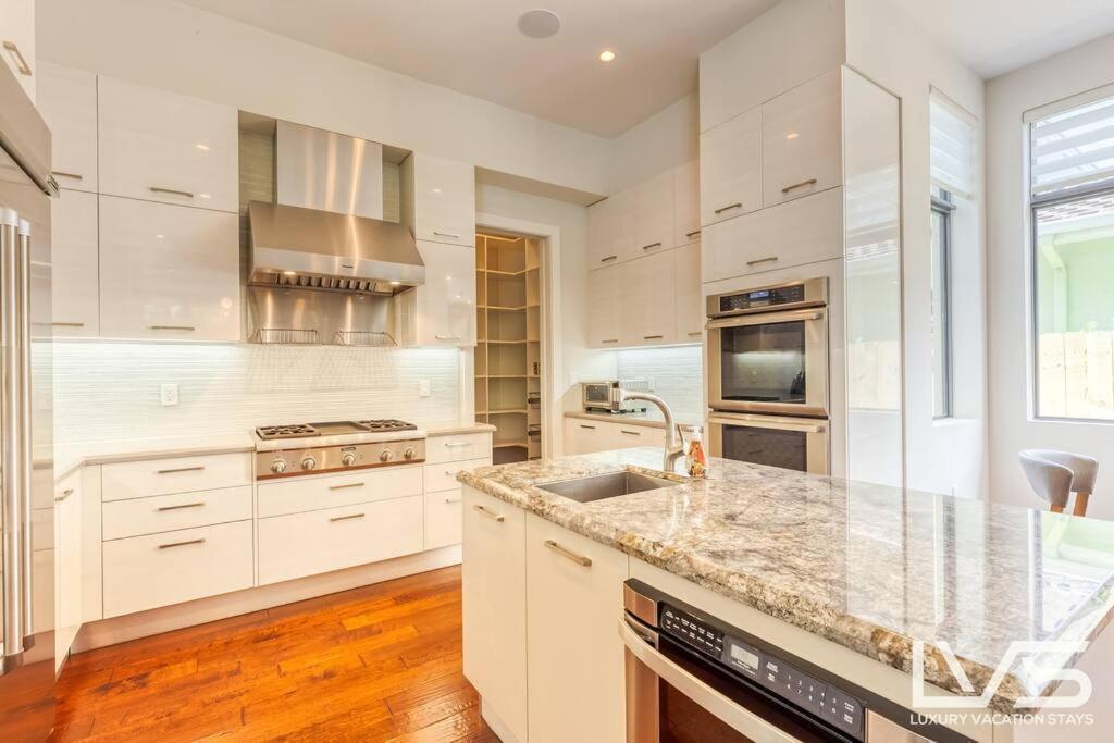 Holiday home Victoria - Walk To Olas - 4 Bed 4 Bath *