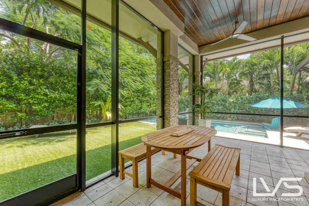 Victoria - Walk To Olas - 4 Bed 4 Bath