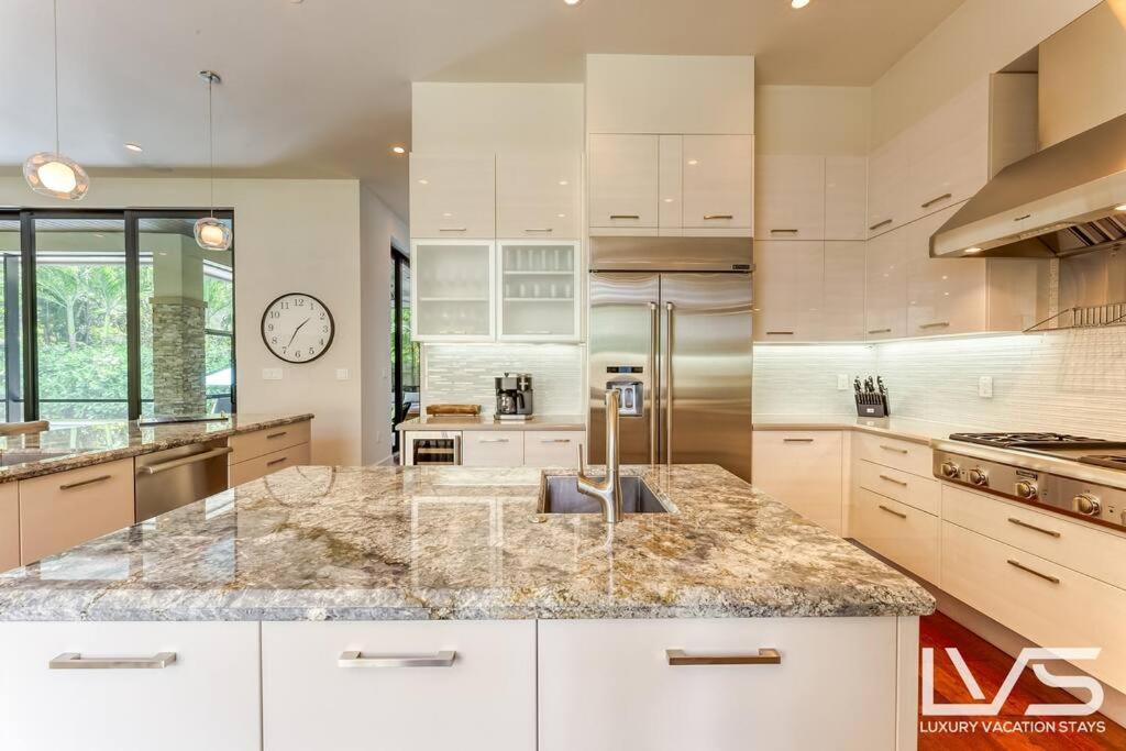 Victoria - Walk To Olas - 4 Bed 4 Bath