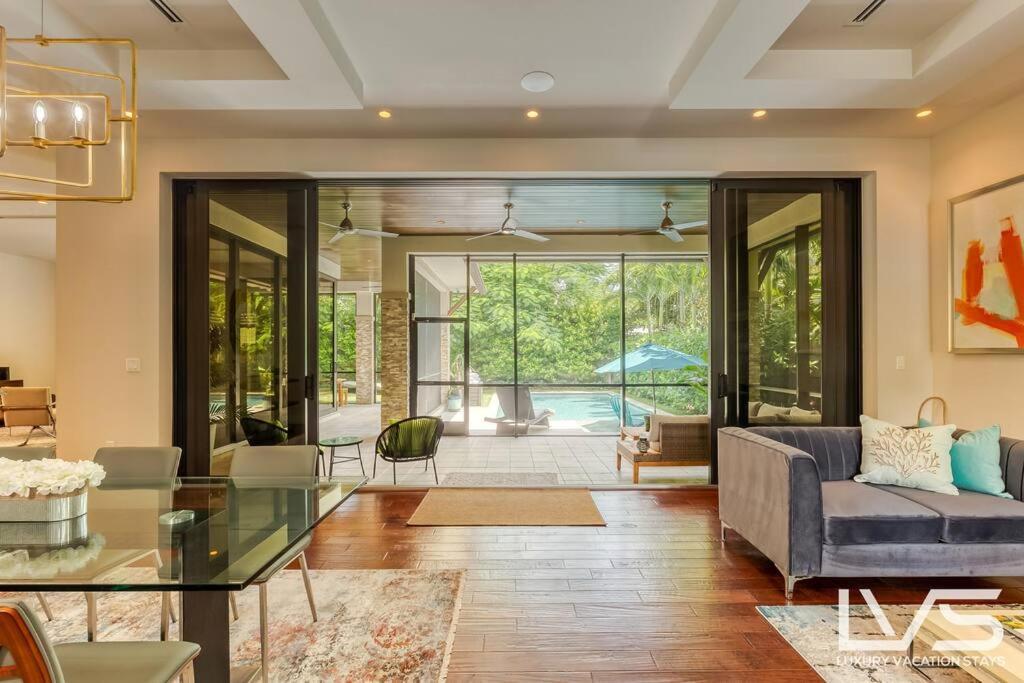 Victoria - Walk To Olas - 4 Bed 4 Bath