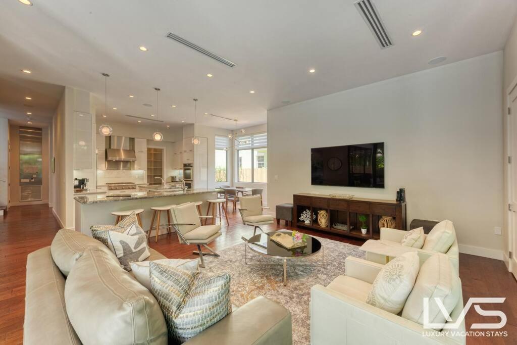 Victoria - Walk To Olas - 4 Bed 4 Bath