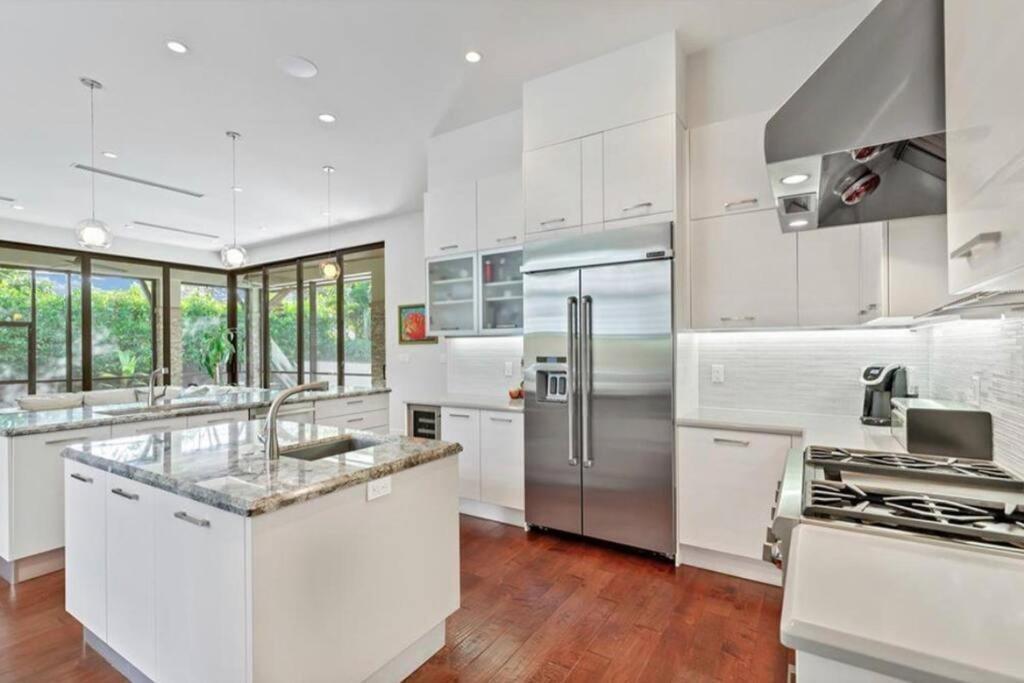 Victoria - Walk To Olas - 4 Bed 4 Bath
