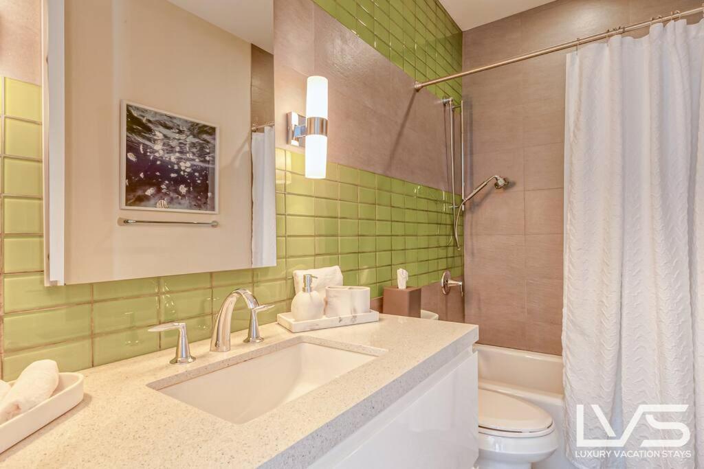 Victoria - Walk To Olas - 4 Bed 4 Bath