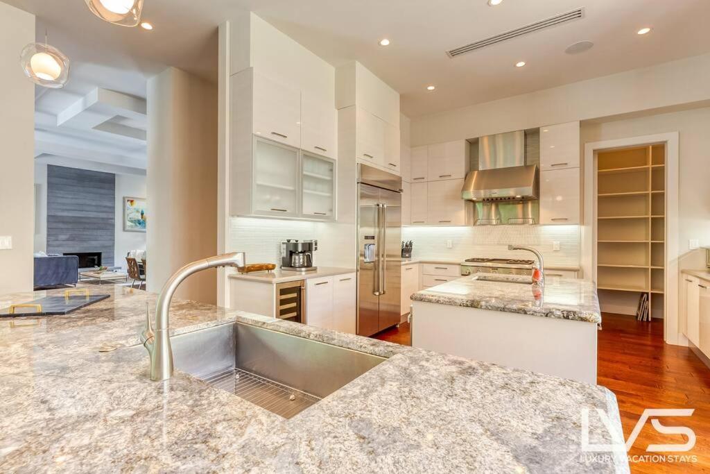 Victoria - Walk To Olas - 4 Bed 4 Bath