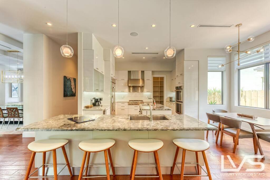 Victoria - Walk To Olas - 4 Bed 4 Bath Fort Lauderdale