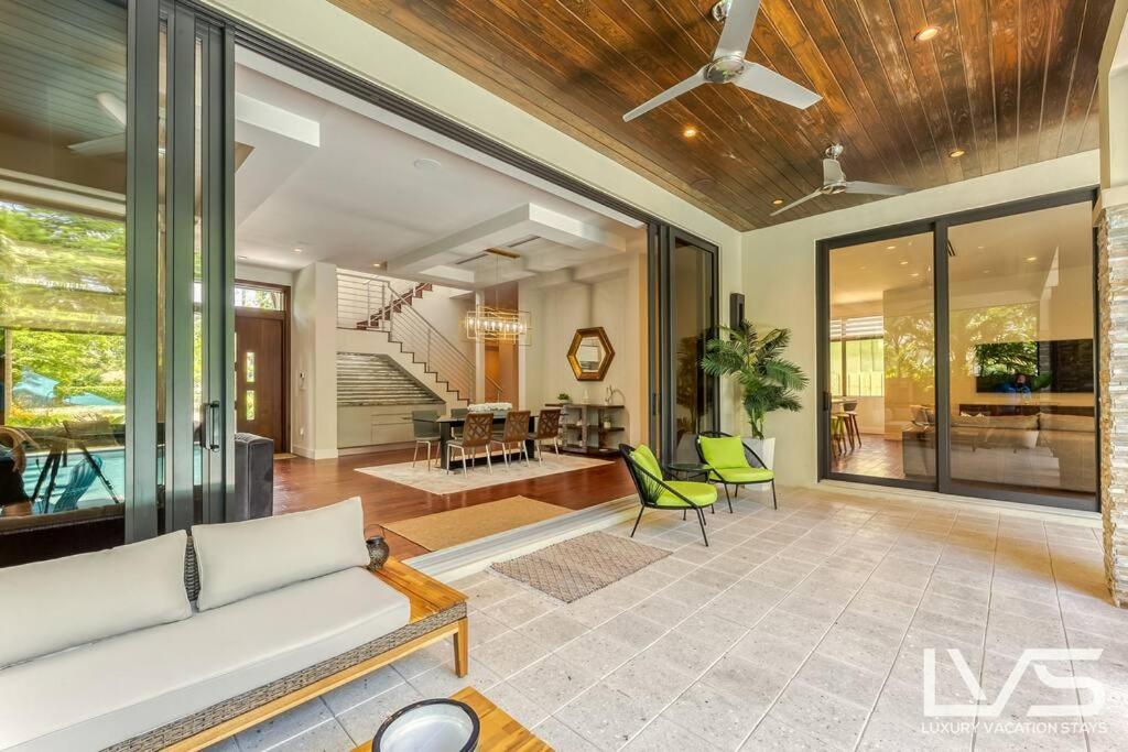 Victoria - Walk To Olas - 4 Bed 4 Bath