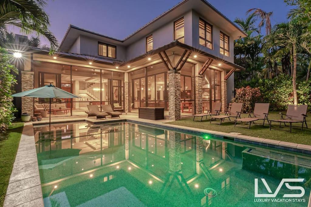 Victoria - Walk To Olas - 4 Bed 4 Bath