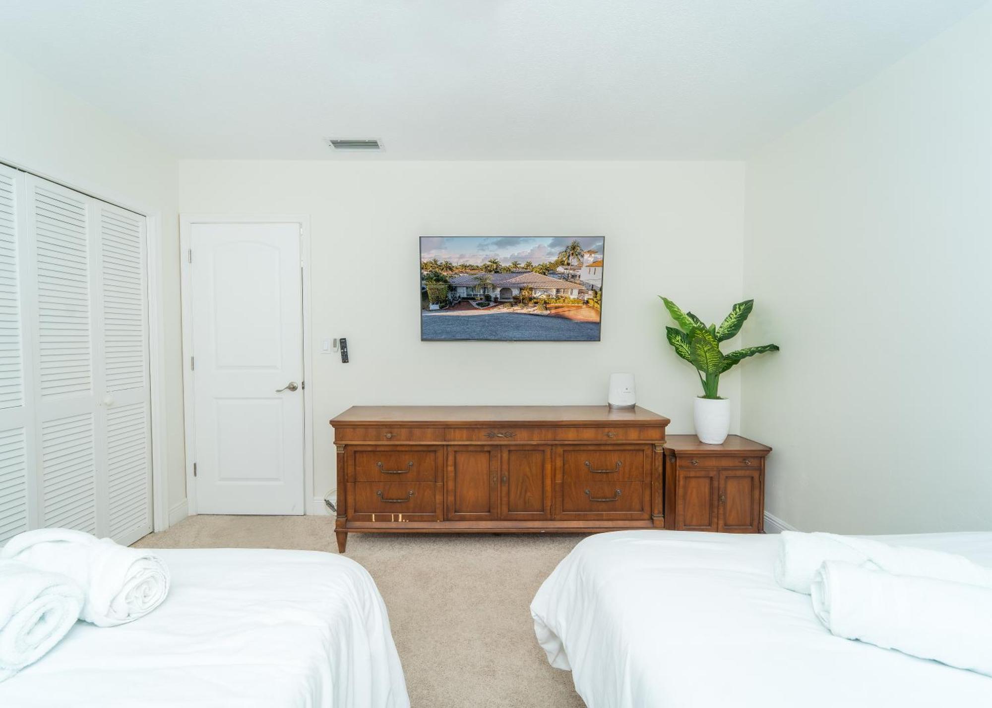 Waterfront Heated Pool Walk To *