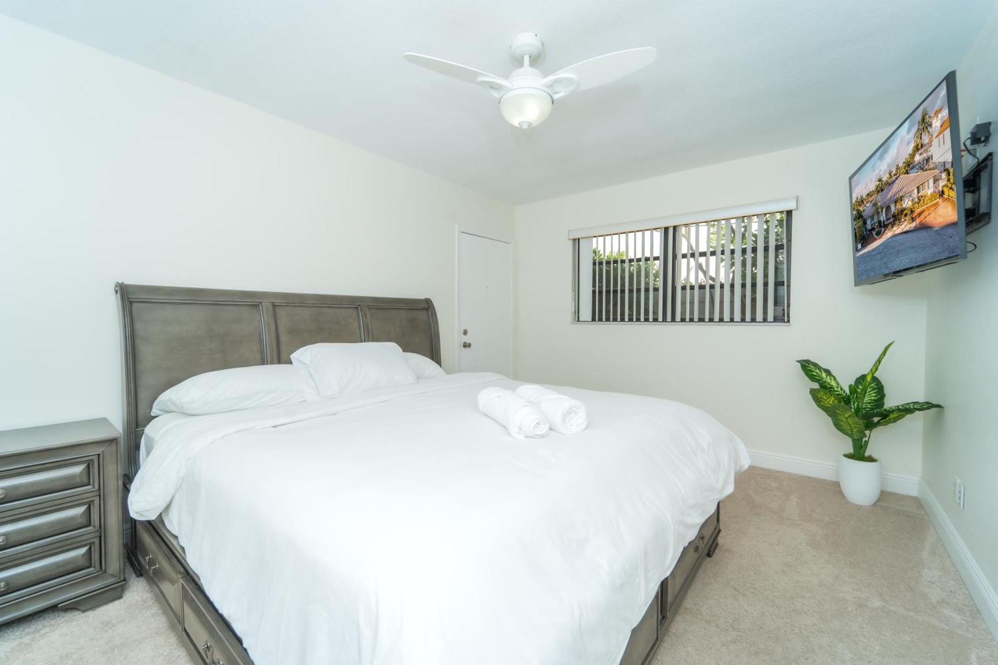 Waterfront Heated Pool Walk To Fort Lauderdale