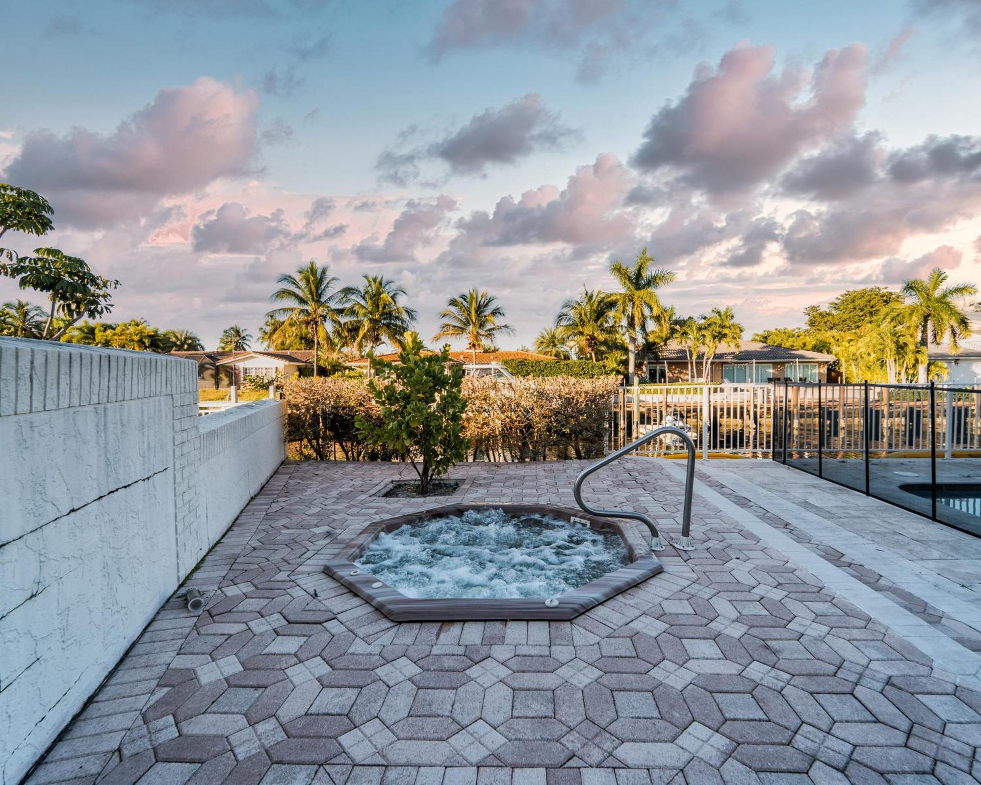 Holiday home Waterfront Heated Pool Walk To