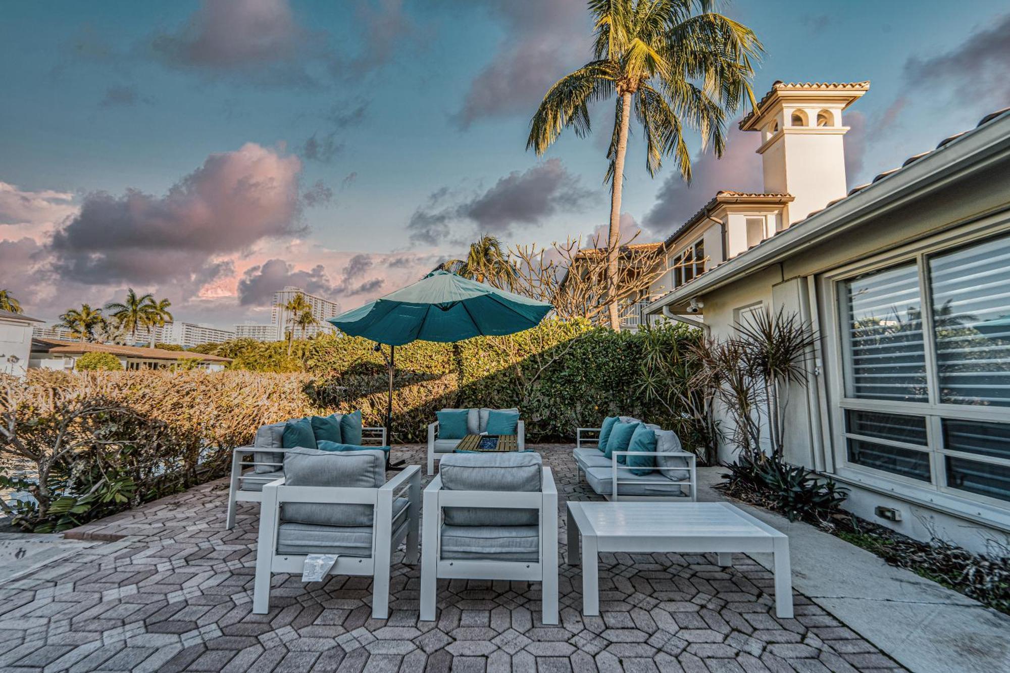 Waterfront Heated Pool Walk To Holiday home Fort Lauderdale