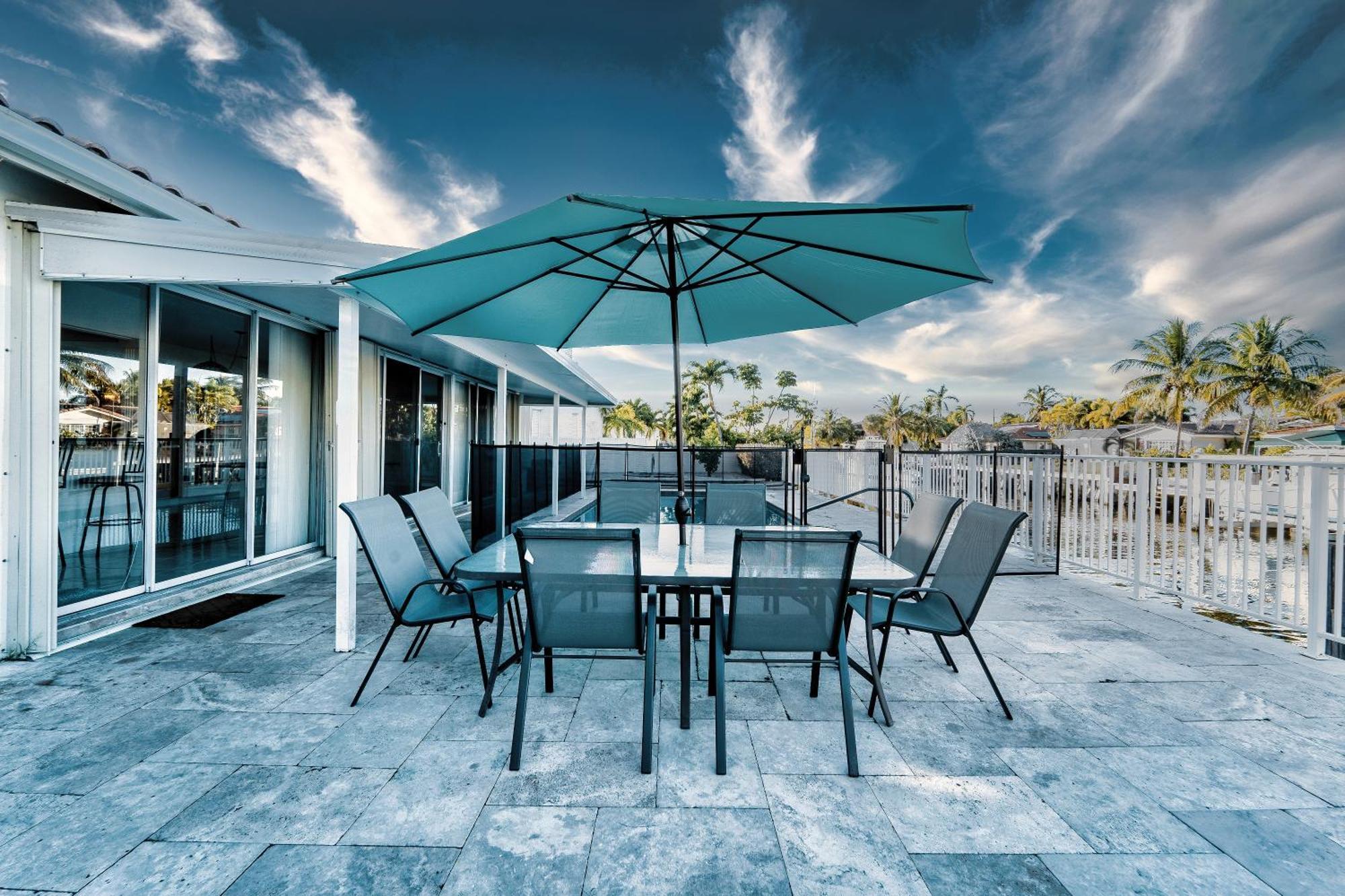 Waterfront Heated Pool Walk To Holiday home