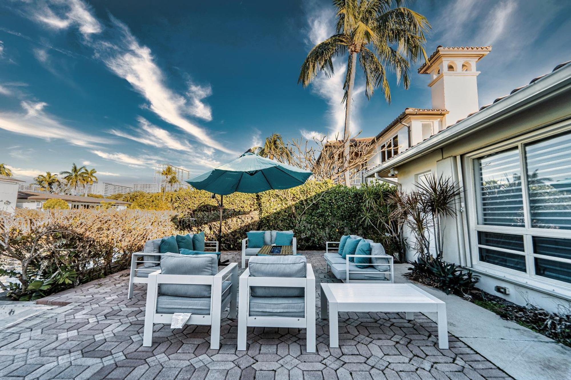Waterfront Heated Pool Walk To Holiday home Fort Lauderdale