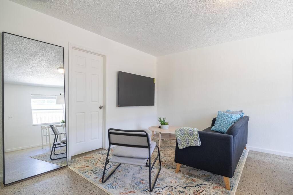 Stylish 2 Bed 1 Bath W/free Parking!