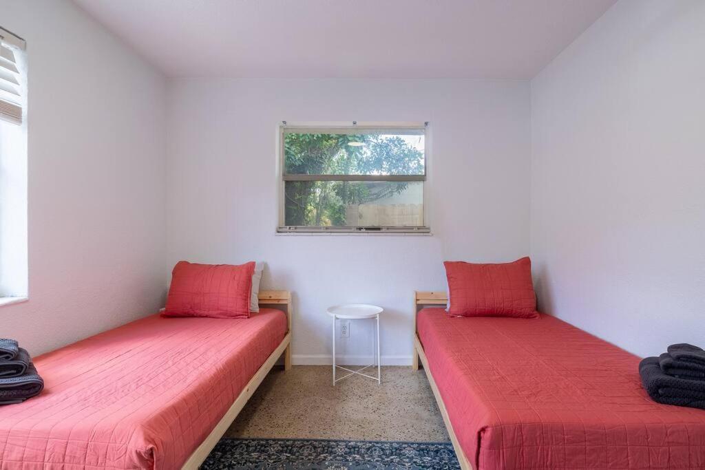Apartment Stylish 2 Bed 1 Bath W/free Parking!