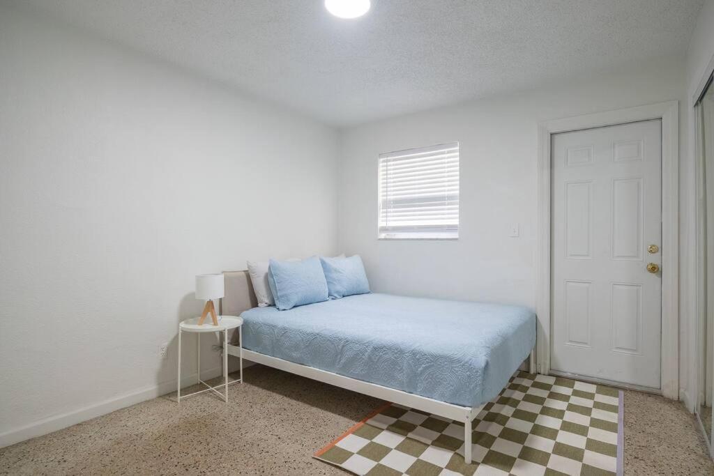 Stylish 2 Bed 1 Bath W/free Parking! Apartment *