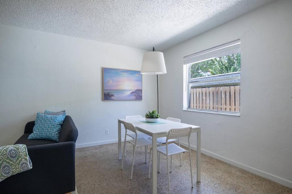 Stylish 2 Bed 1 Bath W/free Parking! Fort Lauderdale