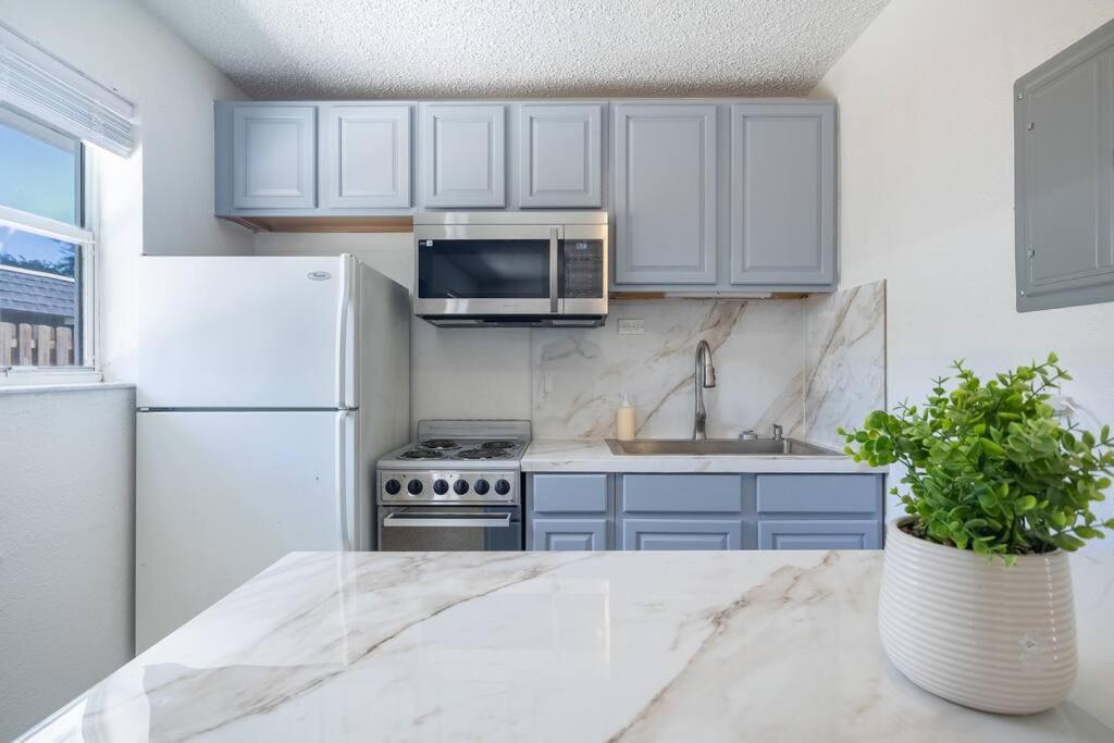 Stylish 2 Bed 1 Bath W/free Parking! *