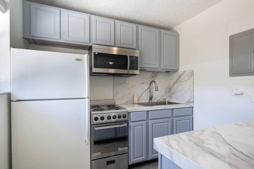 Apartment Stylish 2 Bed 1 Bath W/free Parking!