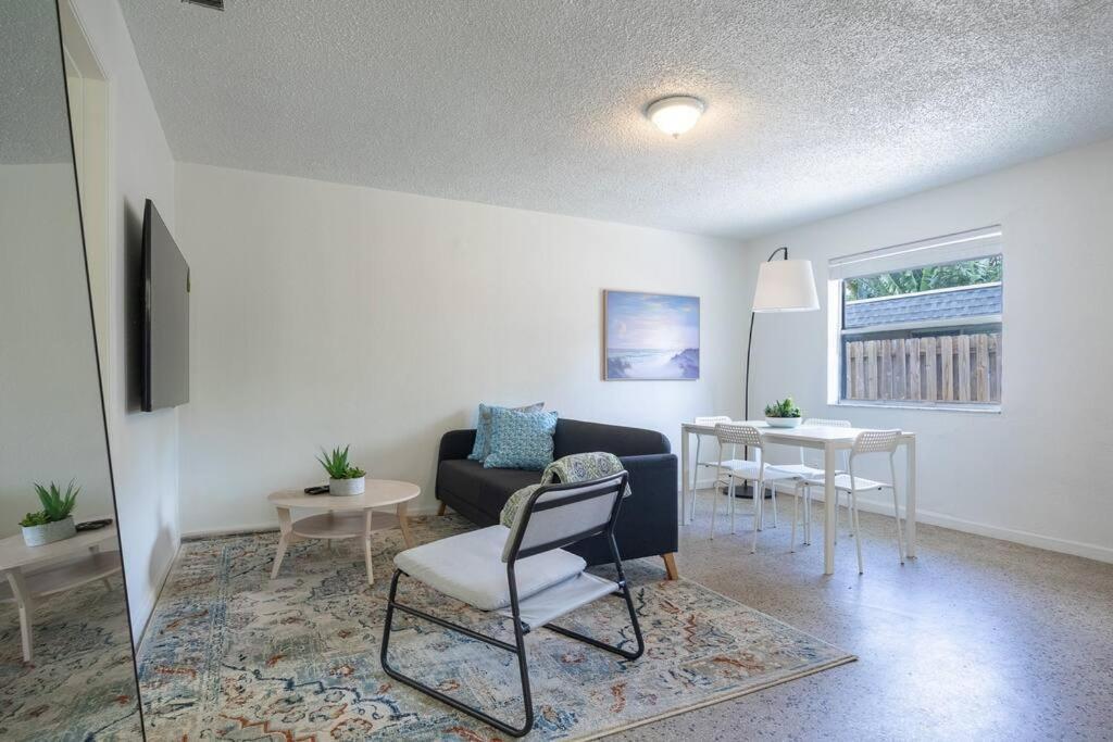 Stylish 2 Bed 1 Bath W/free Parking! * Fort Lauderdale