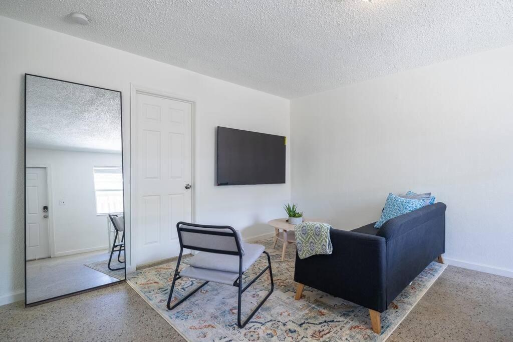 Apartment Stylish 2 Bed 1 Bath W/free Parking! *