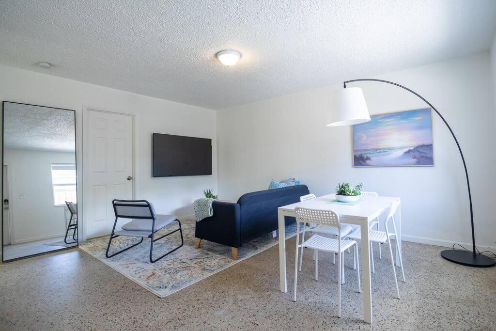 Stylish 2 Bed 1 Bath W/free Parking! *