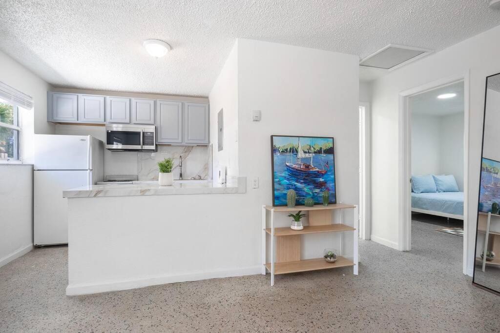 Apartment Stylish 2 Bed 1 Bath W/free Parking! *