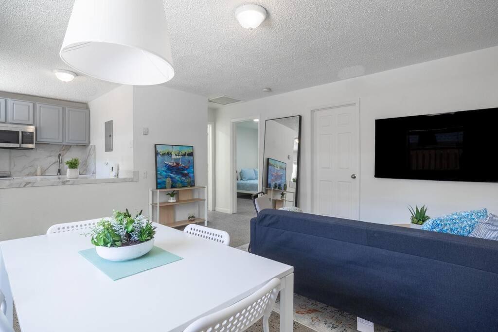 Stylish 2 Bed 1 Bath W/free Parking! *