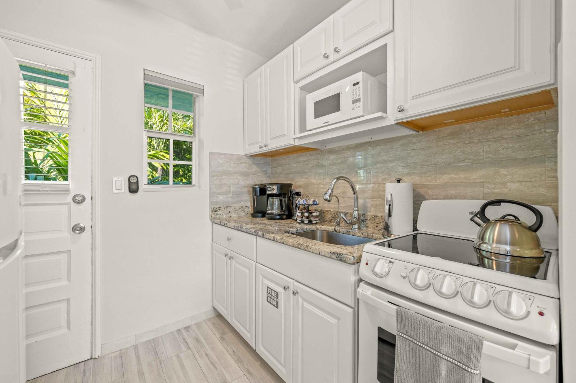 By The King Bed Lush Patio W Bbq Breakers Key Seven H0mes * Fort Lauderdale