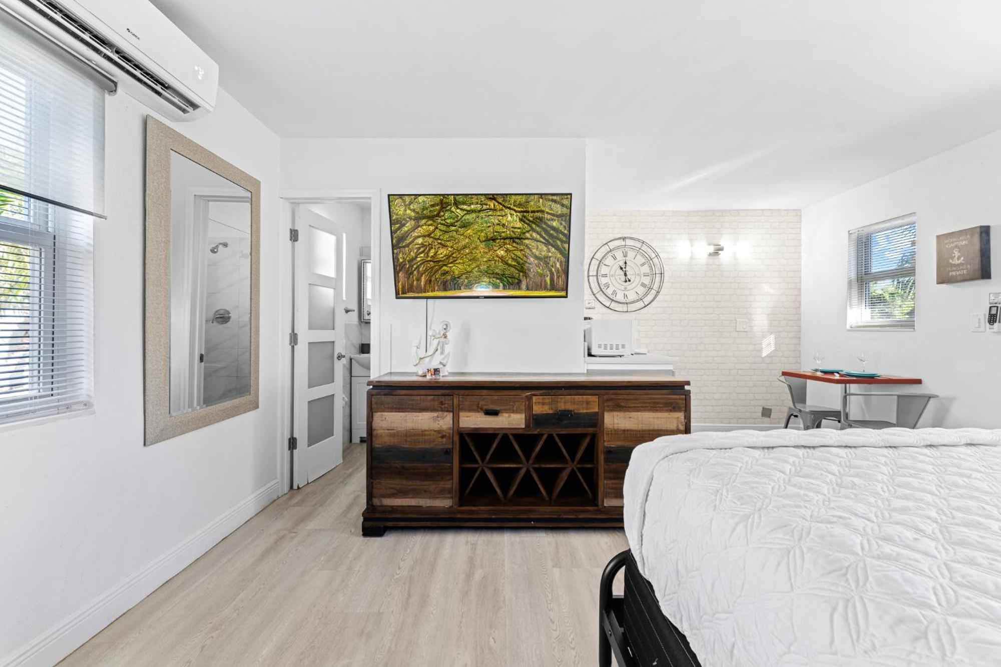 Apartment Steps From The Beach-all Renovated Unit #3 *