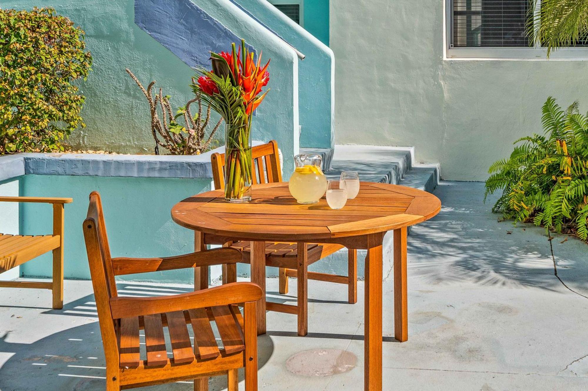 By The King Bed Lush Patio W Bbq Breakers Key Six H0mes