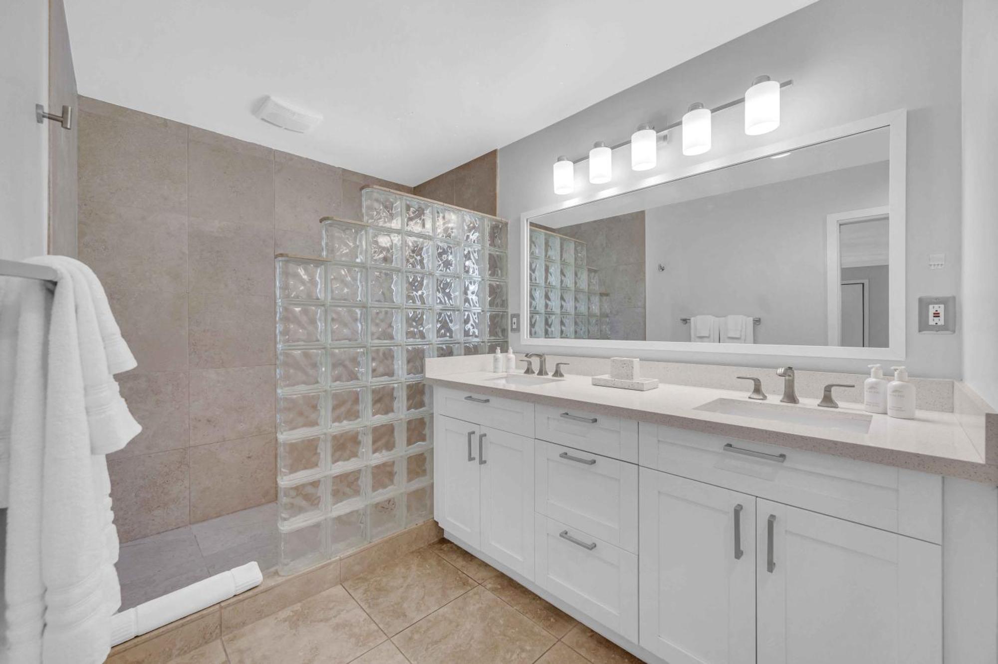 Holiday home Modern Coastal Style Proximity Heated Pool Tranquility Ocean Mist Key Resldences