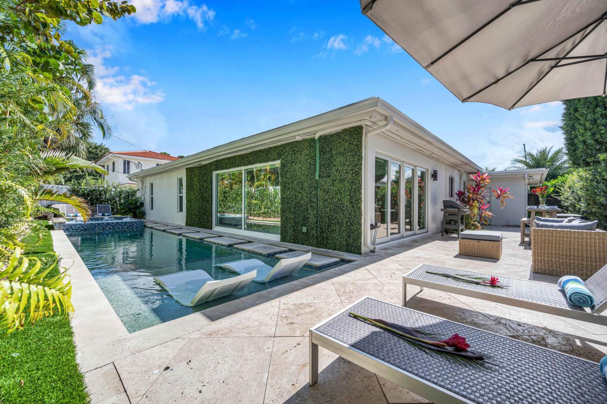 Holiday home Modern Coastal Style Proximity Heated Pool Tranquility Ocean Mist Key Resldences Fort Lauderdale