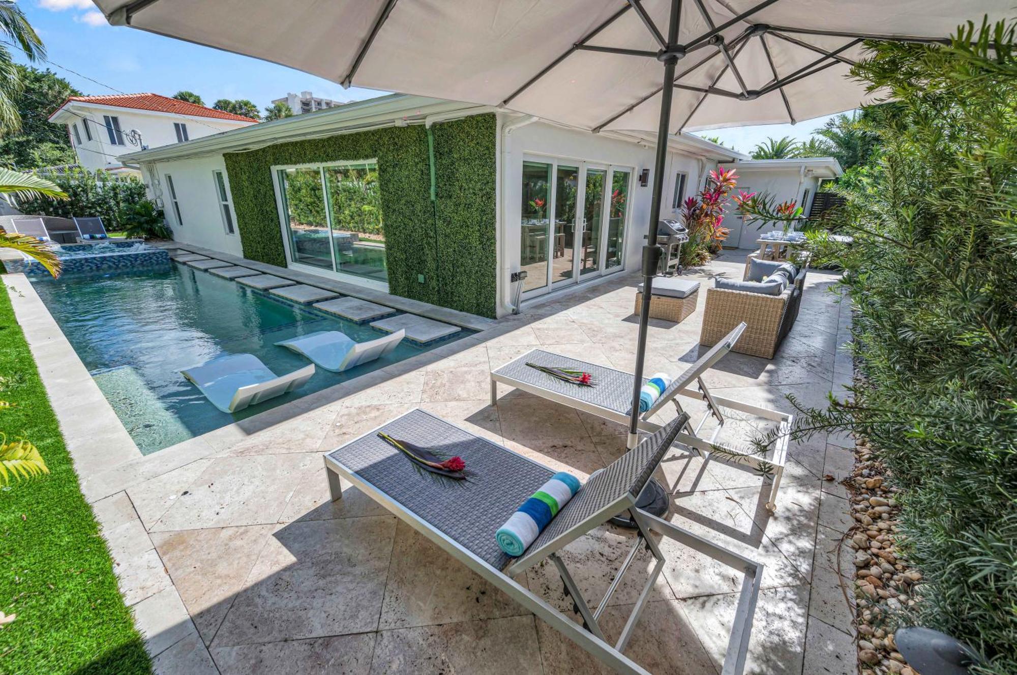 Holiday home Modern Coastal Style Proximity Heated Pool Tranquility Ocean Mist Key Resldences