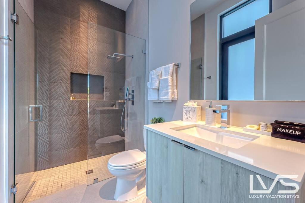 Villabella Luxe 100ft Waterfront With 6bedrooms65bathrooms 5 Minute To Chefaposs Kitchen Heated Poolhot Tub Outdoor Bbq Kitchen Sonos * Fort Lauderdale