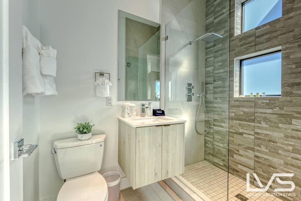 Villabella Luxe 100ft Waterfront With 6bedrooms65bathrooms 5 Minute To Chefaposs Kitchen Heated Poolhot Tub Outdoor Bbq Kitchen Sonos Holiday home *