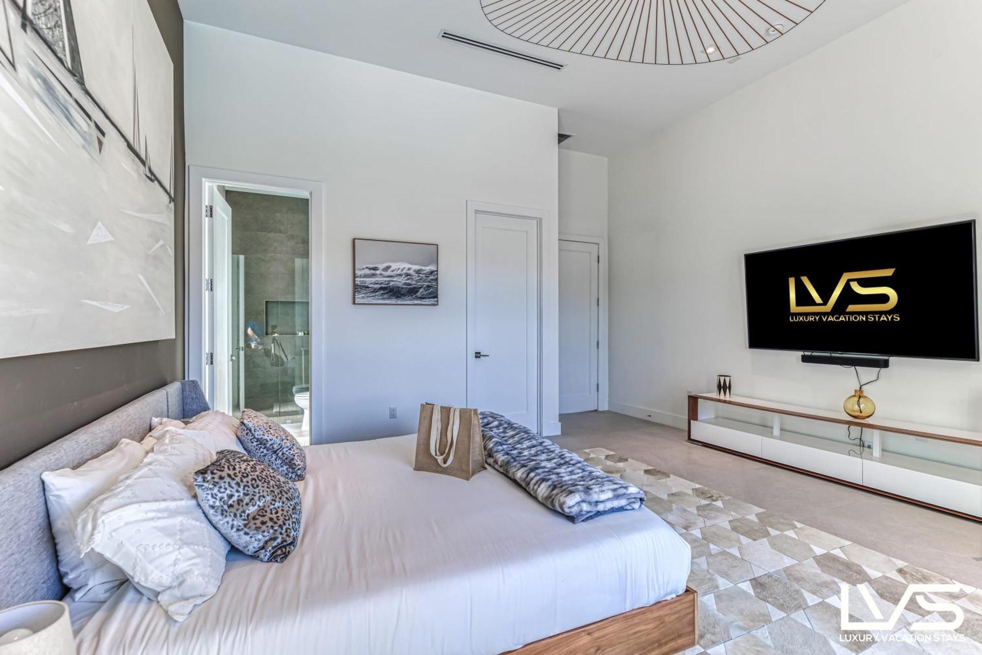 Holiday home Villabella Luxe 100ft Waterfront With 6bedrooms65bathrooms 5 Minute To Chefaposs Kitchen Heated Poolhot Tub Outdoor Bbq Kitchen Sonos