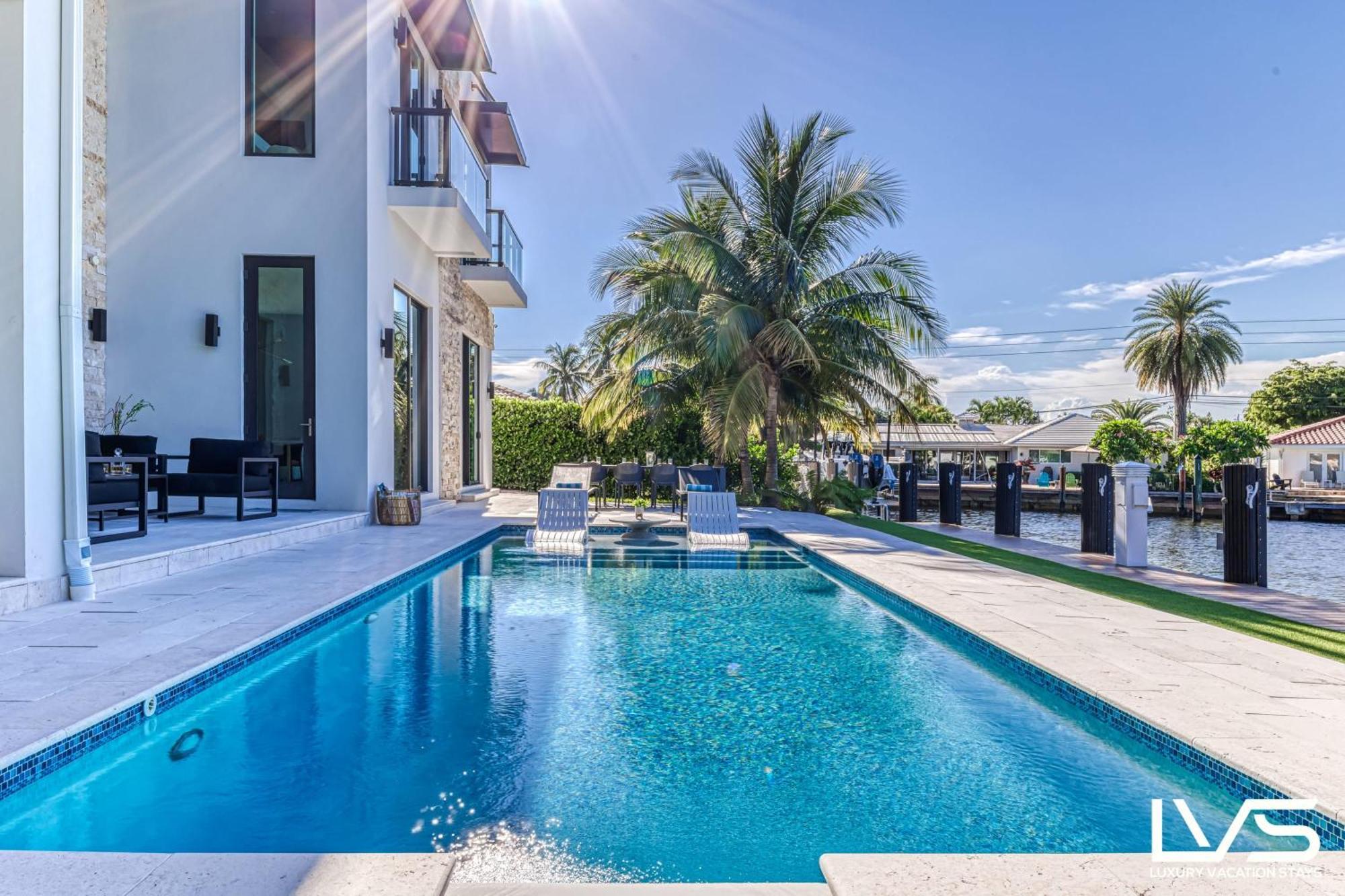 Villabella Luxe 100ft Waterfront With 6bedrooms65bathrooms 5 Minute To Chefaposs Kitchen Heated Poolhot Tub Outdoor Bbq Kitchen Sonos Holiday home *