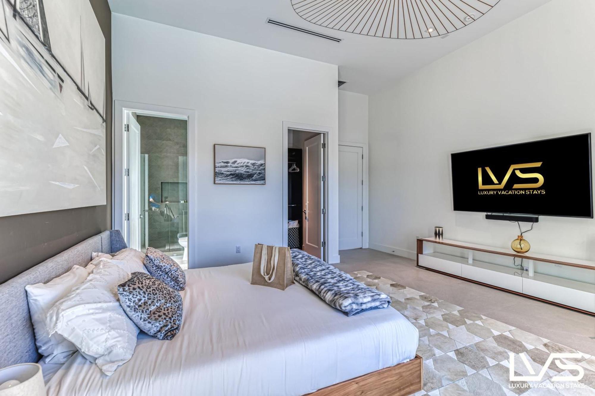 Villabella Luxe 100ft Waterfront With 6bedrooms65bathrooms 5 Minute To Chefaposs Kitchen Heated Poolhot Tub Outdoor Bbq Kitchen Sonos Holiday home Fort Lauderdale
